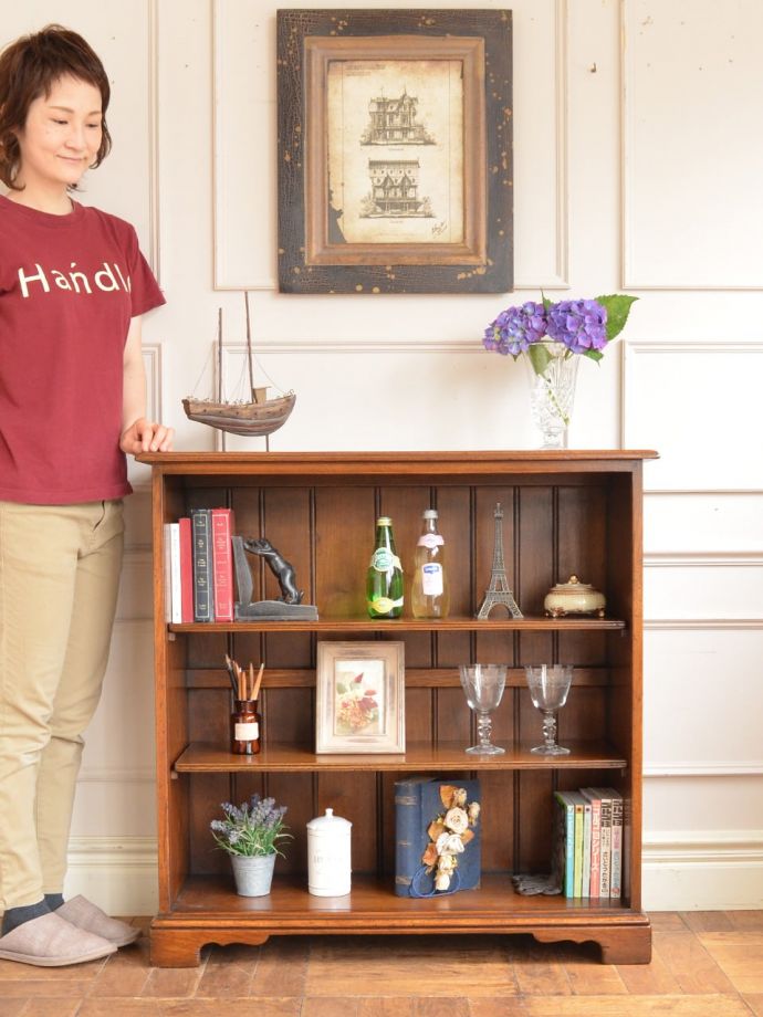 アンティークのオープンシェルフ