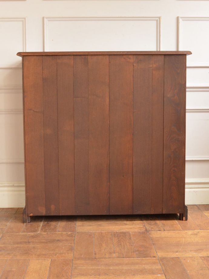 オープンシェルフの後ろ姿