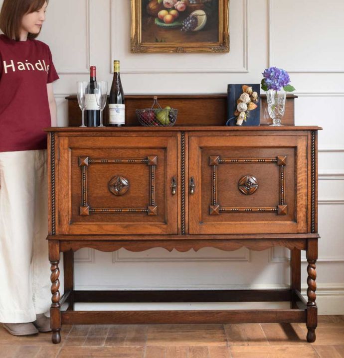英国アンティークのサイドボード