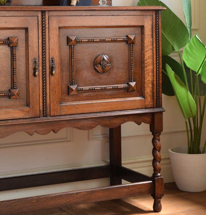 アンティーク家具らしさが漂うサイドボード
