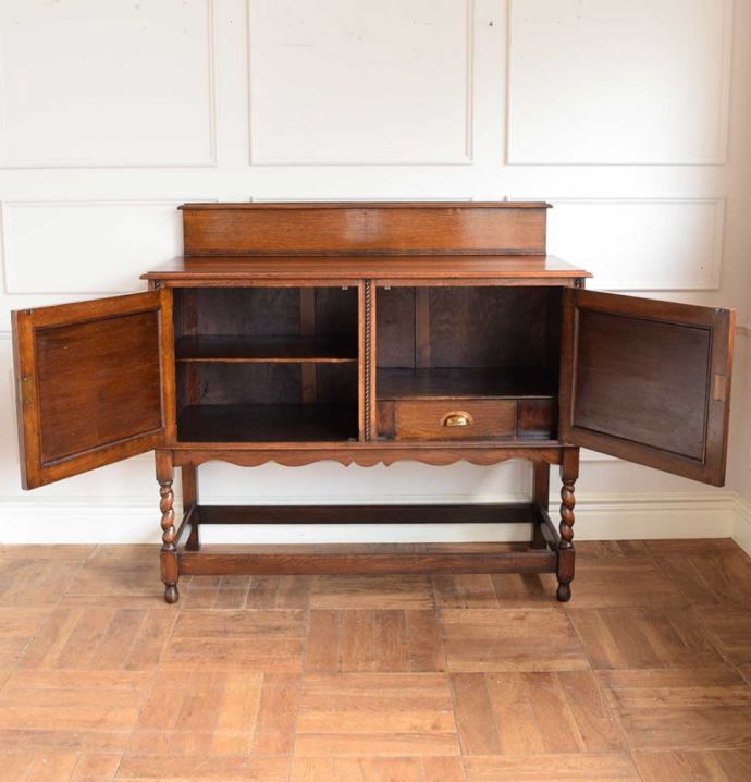 アンティークキャビネットの扉の中