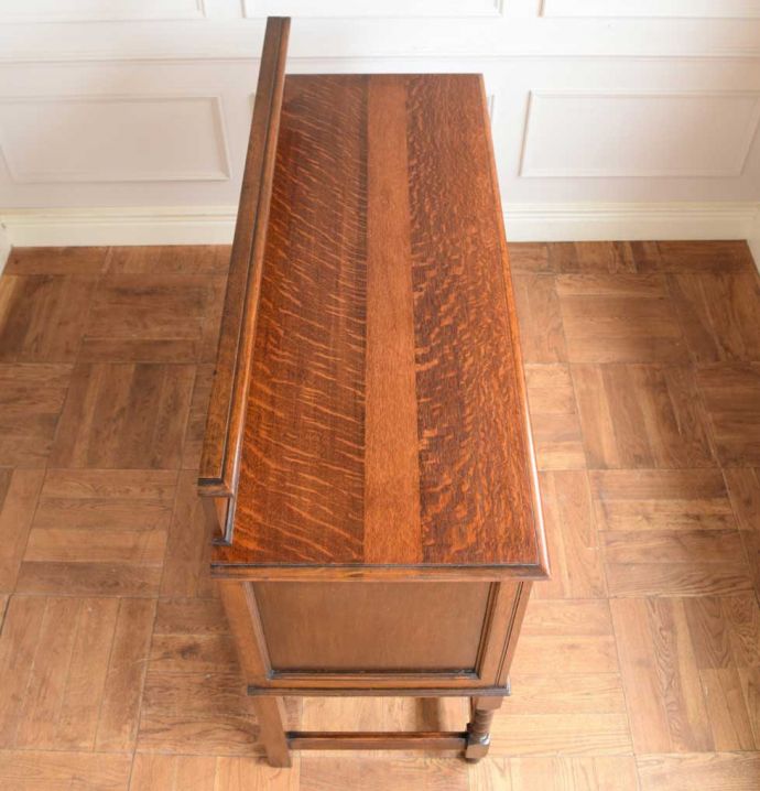 アンティークのサイドボードの天板