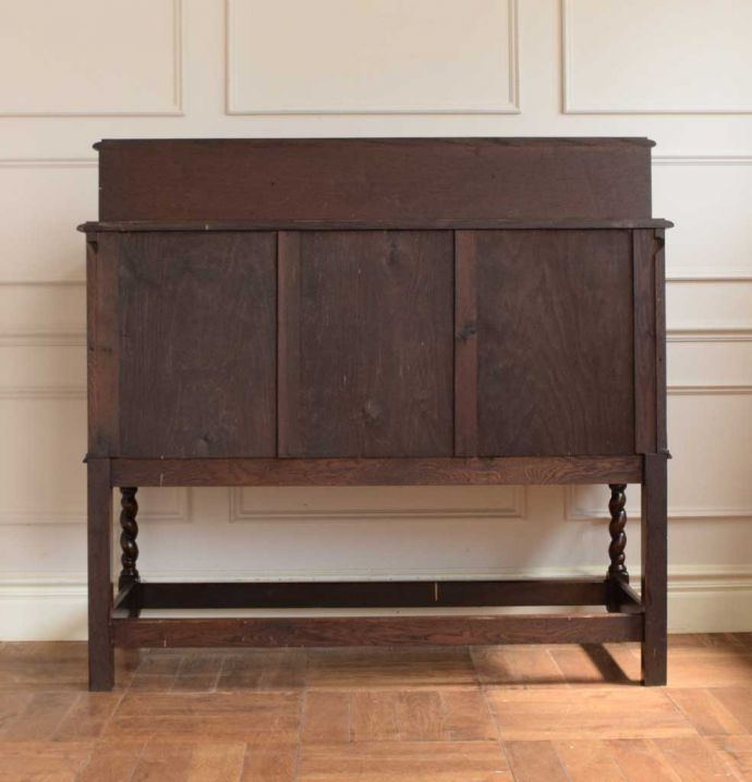 キャビネットの後ろ姿