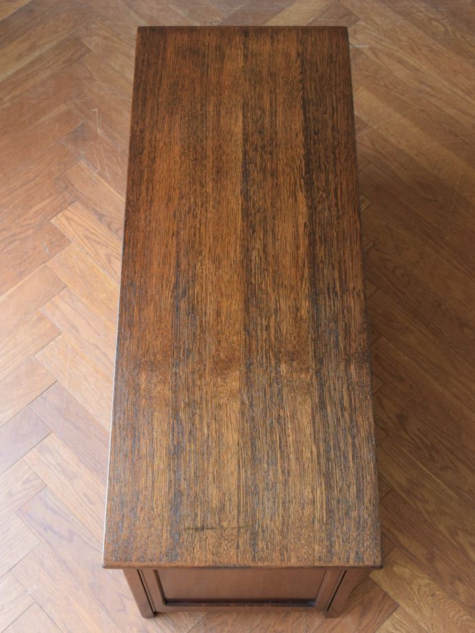 アンティークのブランケットボックスの天板