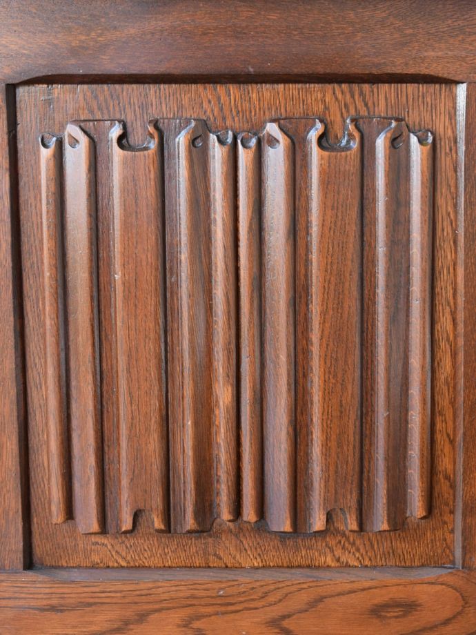 英国アンティーク家具らしい装飾