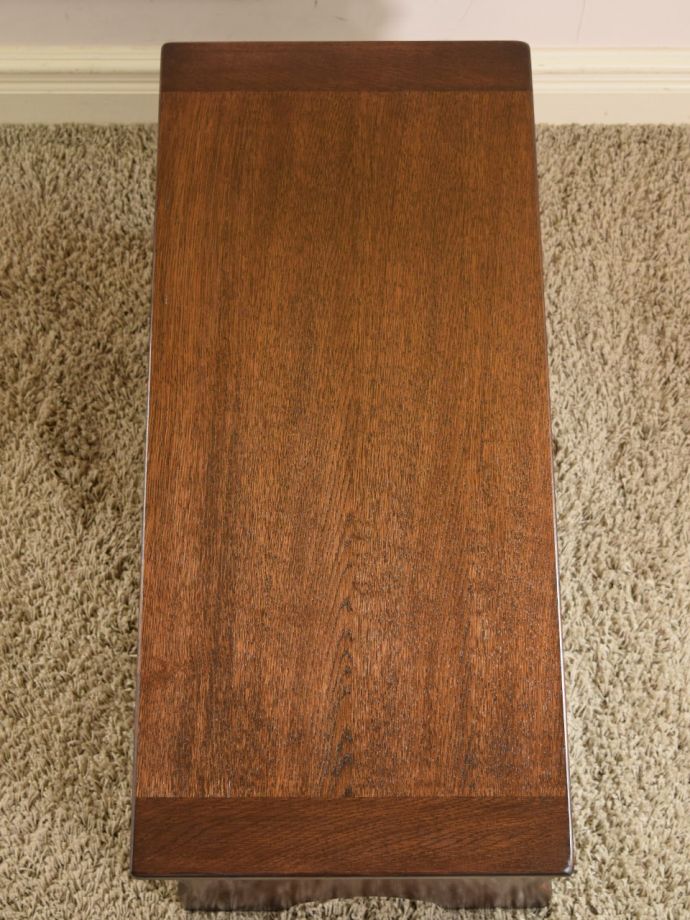 アンティークのブランケットボックスの天板