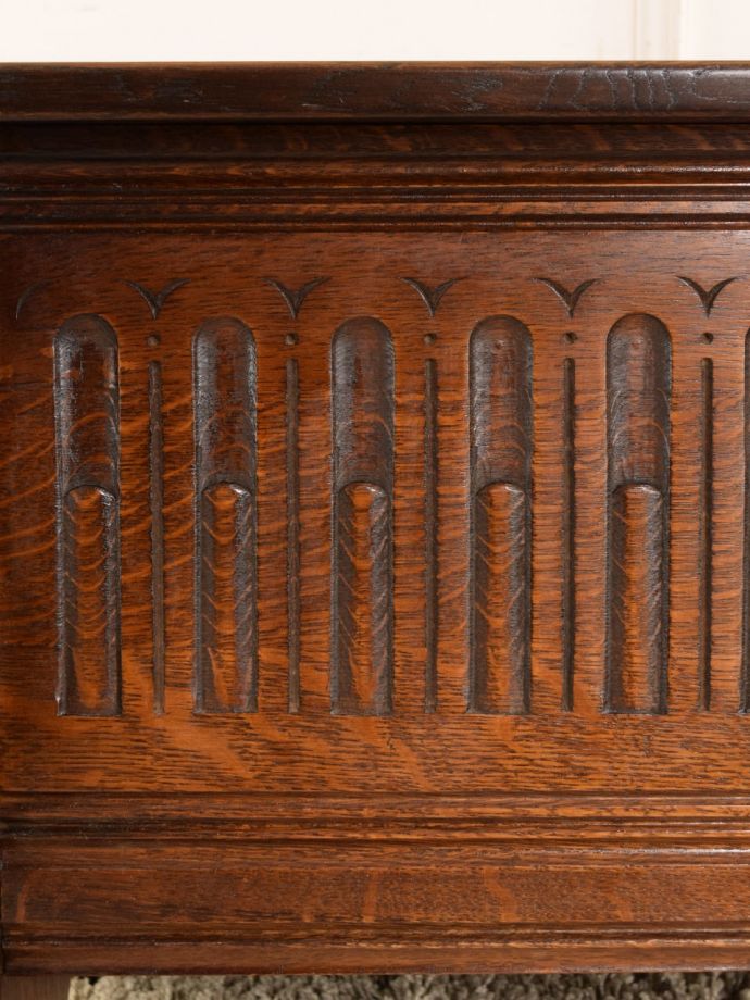 英国アンティーク家具らしい装飾