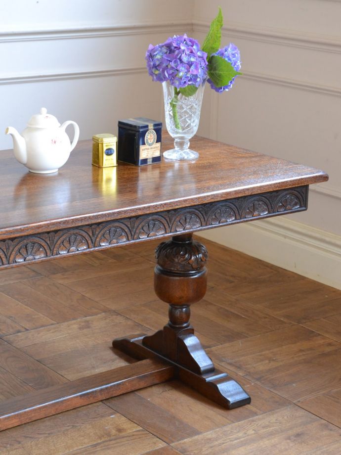 英国のアンティーク家具らしいデザイン