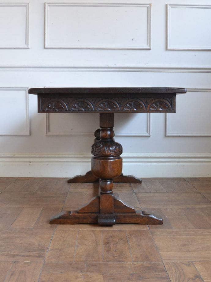 アンティークテーブルの横顔