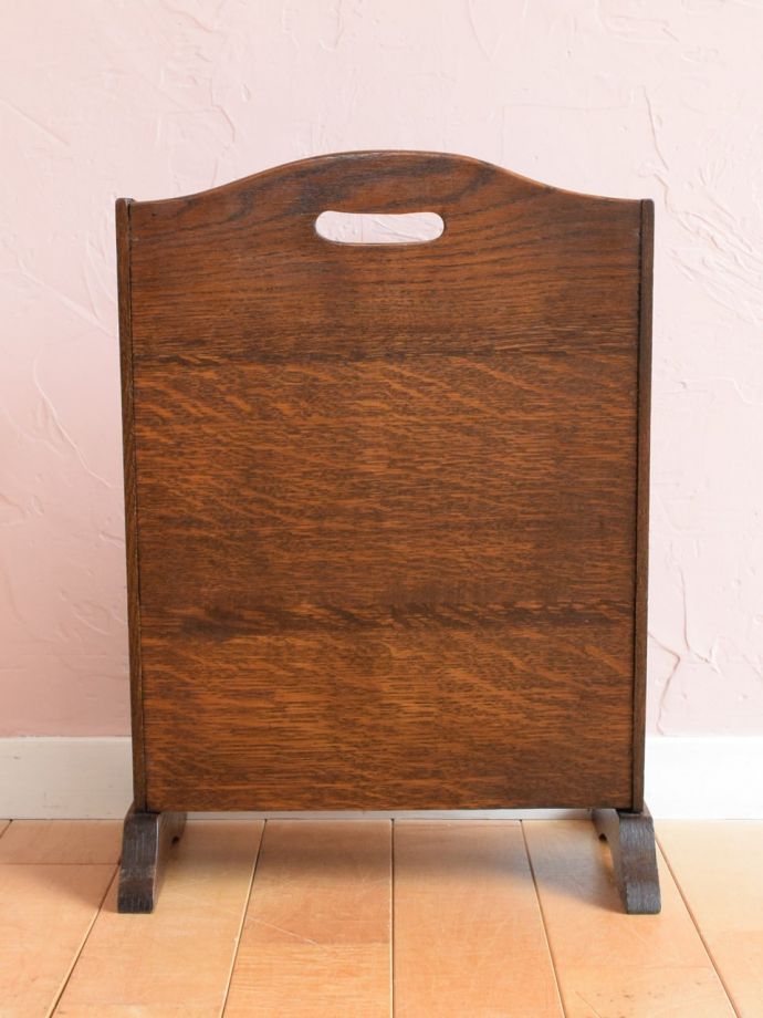 マガジンラックの後ろ姿