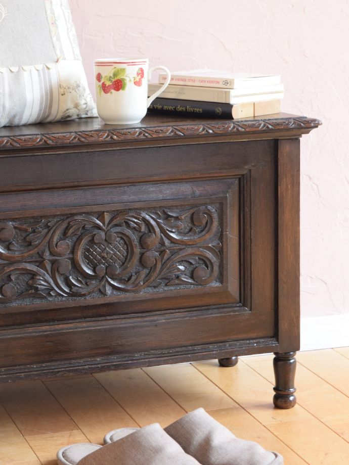アンティーク家具らしさが漂うブランケットボックス