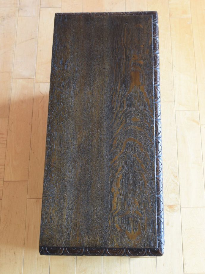 アンティークのブランケットボックスの天板