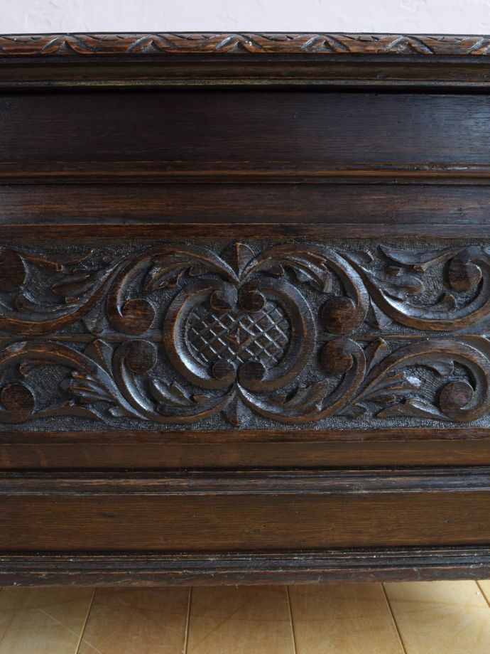 英国アンティーク家具らしい装飾