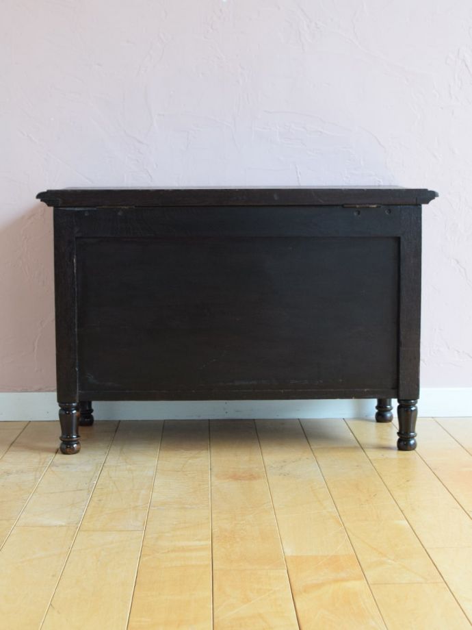 ブランケットボックスの後ろ姿