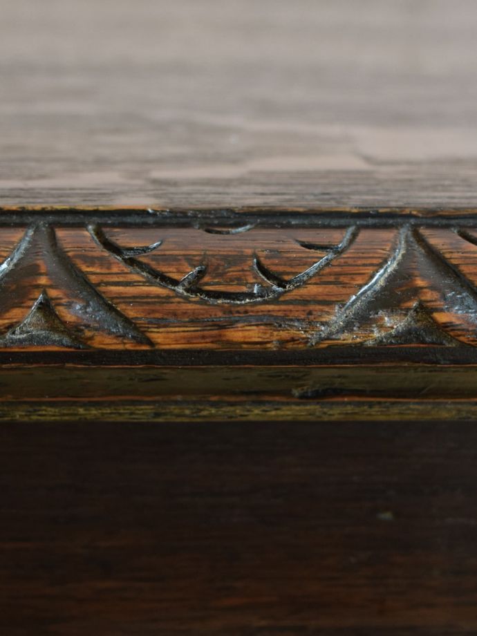 英国アンティーク家具らしい装飾