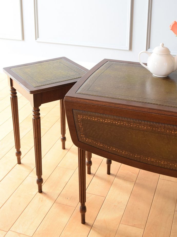 アンティーク家具らしさが漂うネストテーブル