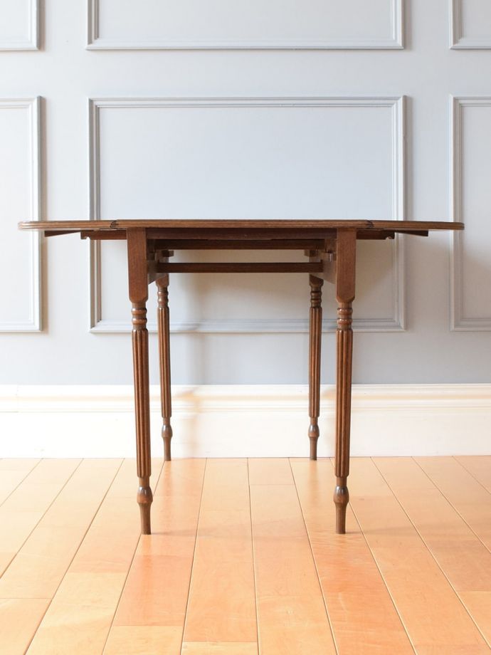 天板を広げた折り畳み式テーブル