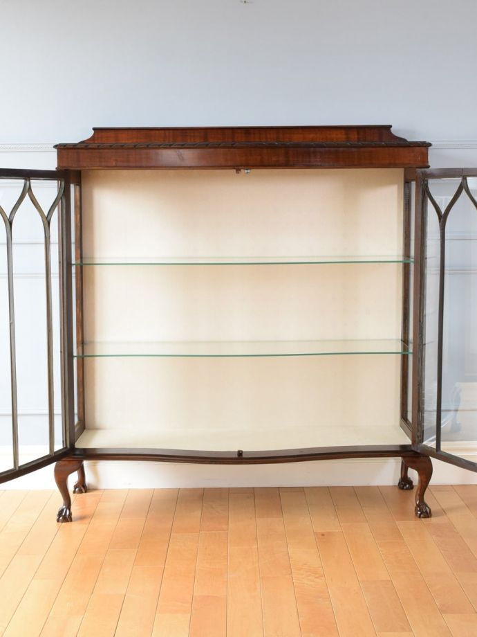 ガラスキャビネットの扉の中