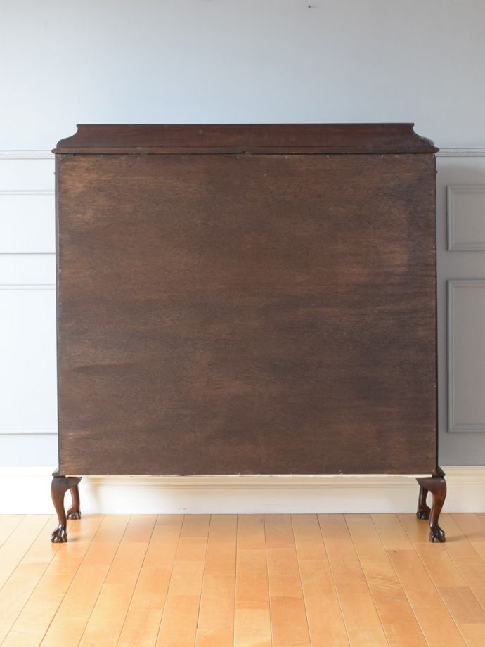 キャビネットの後ろ姿