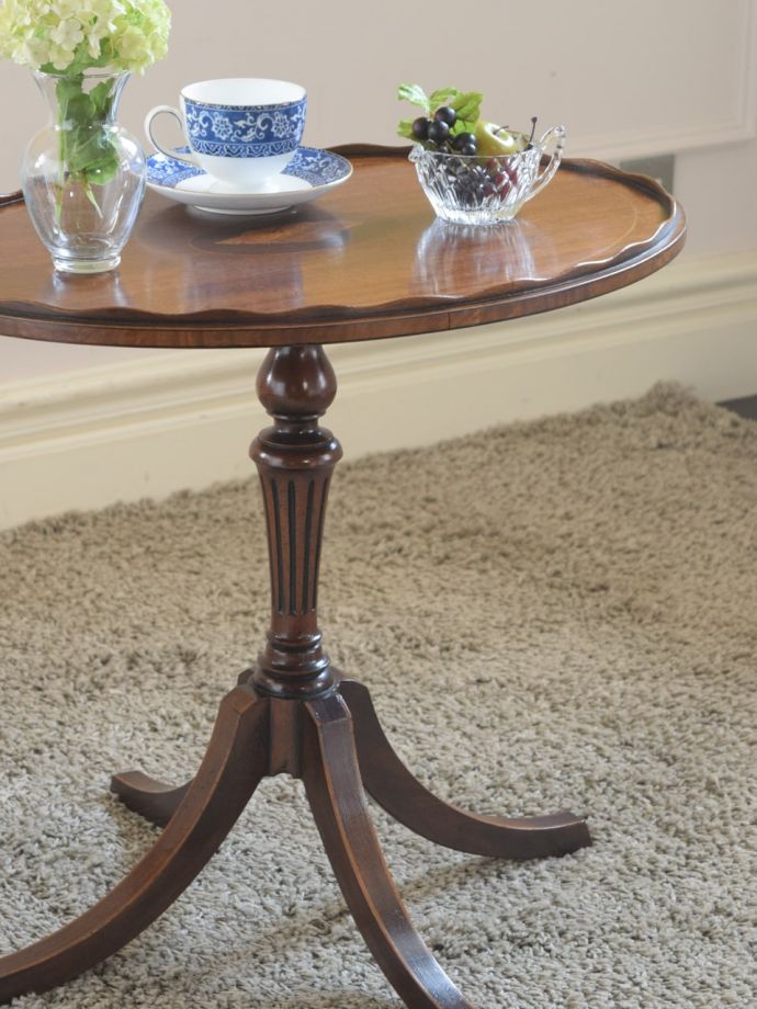 英国のアンティーク家具らしいデザイン