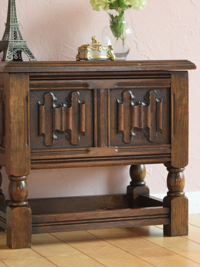 アンティーク家具らしさが漂うブランケットボックス