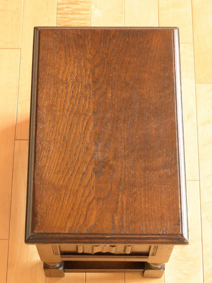 アンティークのブランケットボックスの天板