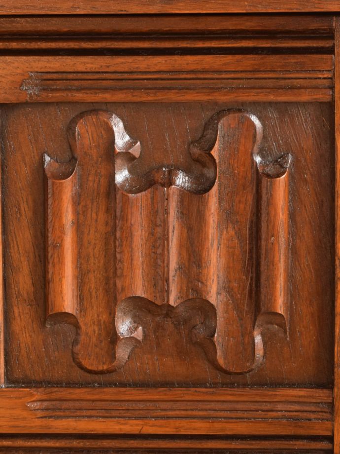 英国アンティーク家具らしい装飾