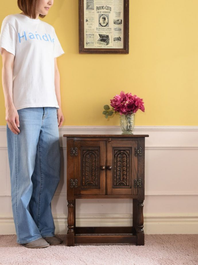 英国アンティークのサイドボード