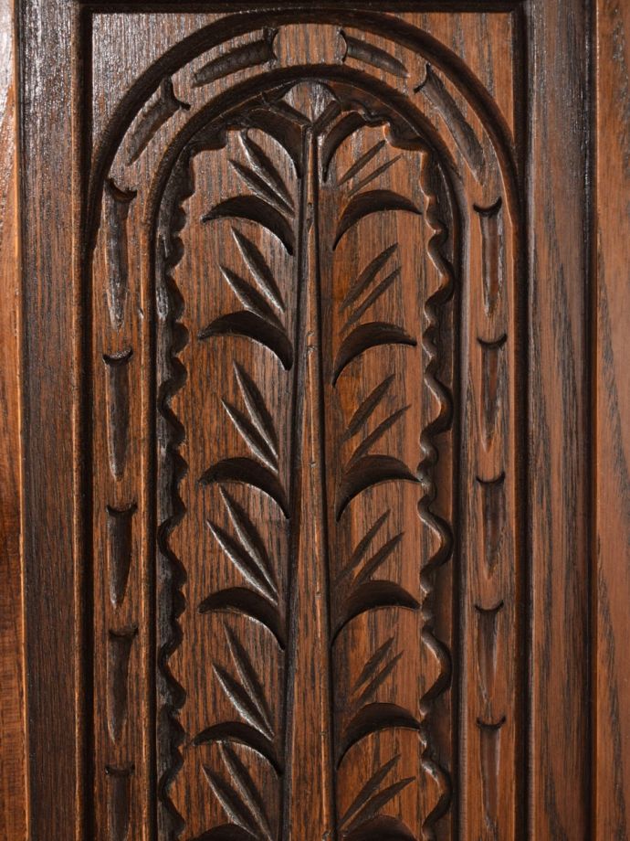 英国アンティーク家具らしい装飾