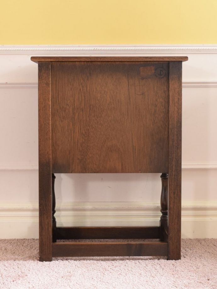 サイドボードの後ろ姿