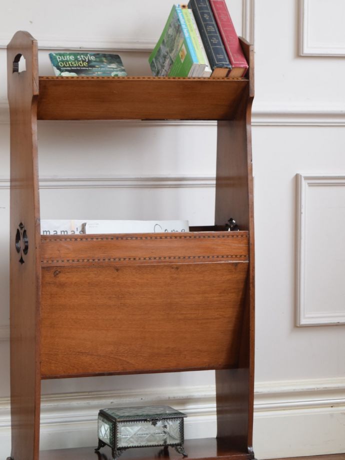 マガジンラック付きの本棚