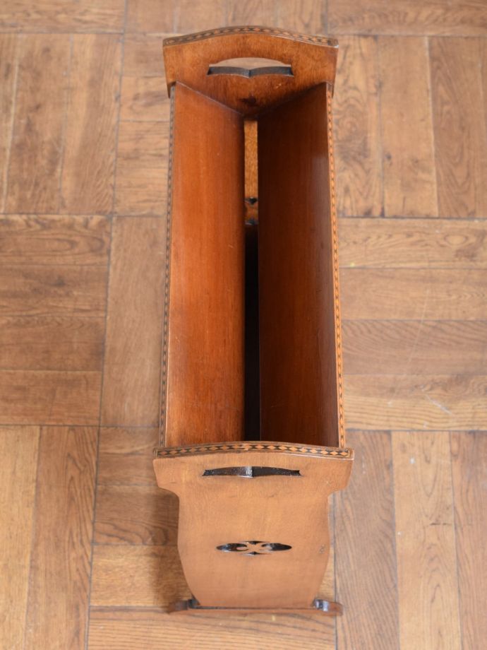 アンティークのマガジンラック