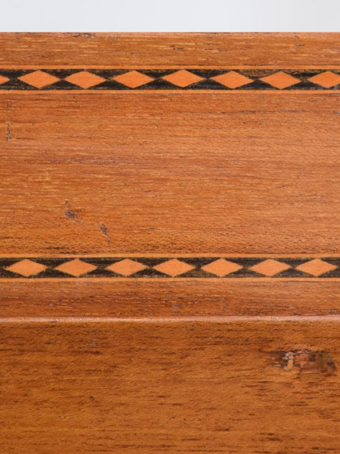 英国アンティーク家具らしい装飾