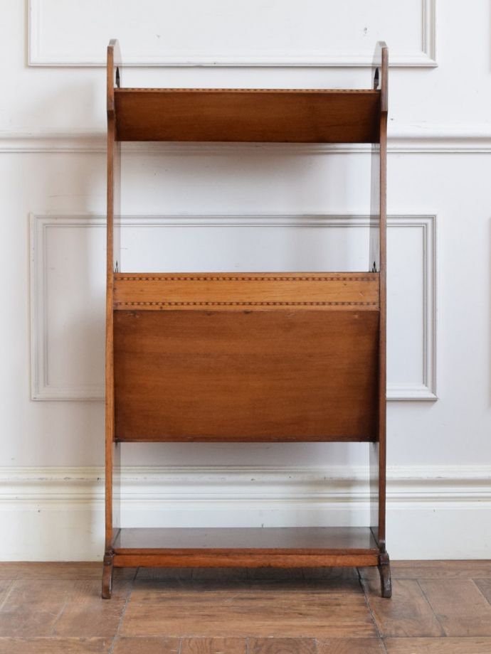 マガジンラックの後ろ姿