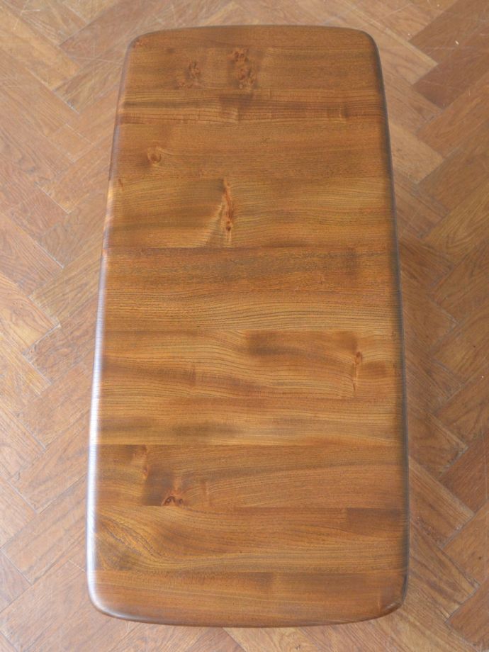 アーコールのコーヒーテーブルの天板