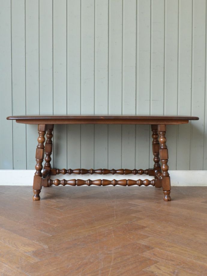 アーコールのコーヒーテーブルの側面