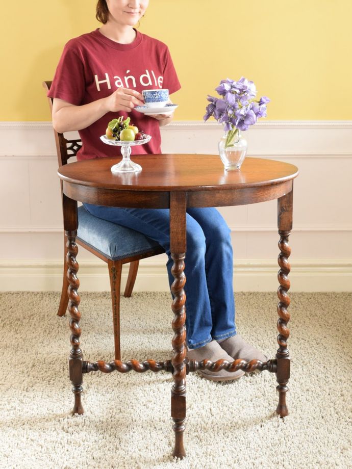 アンティークのオケージョナルテーブル