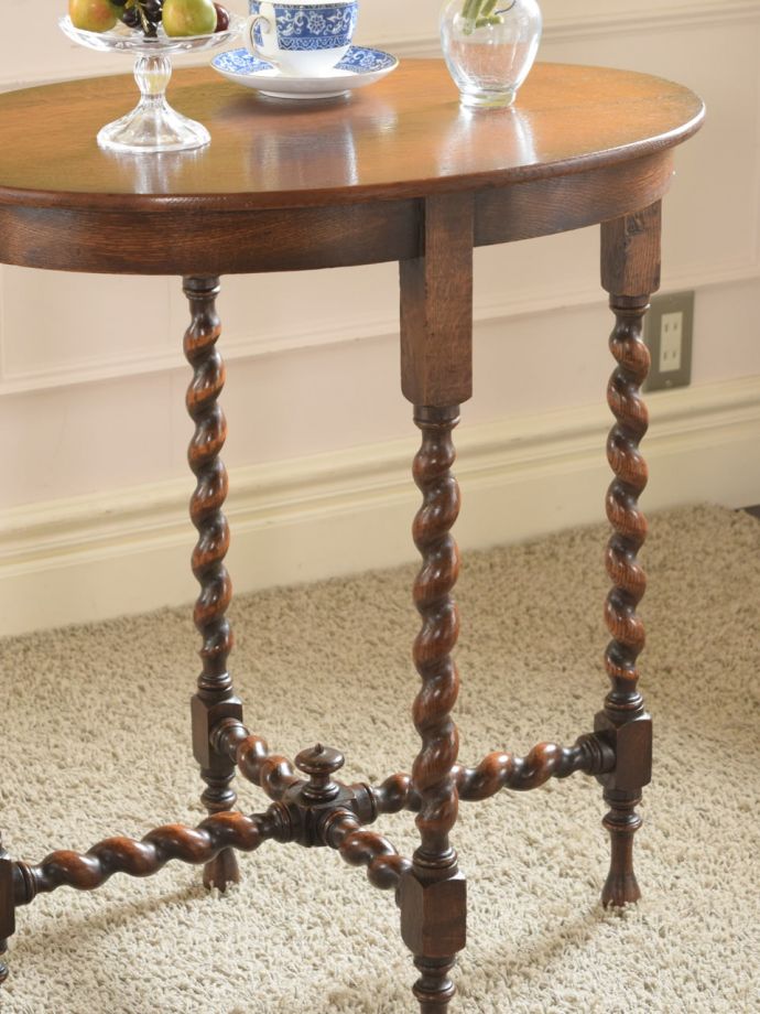 英国のアンティーク家具らしいデザイン