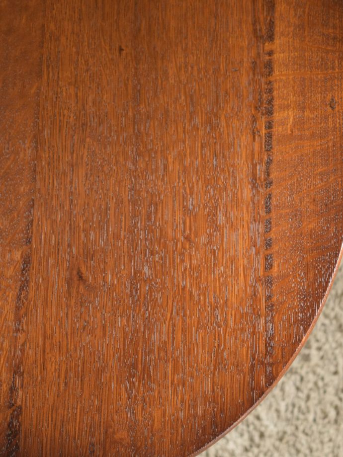 アンティークテーブルらしい木目