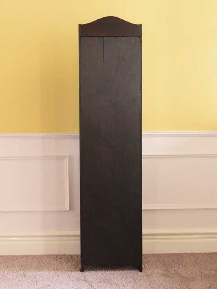 オープンシェルフの後ろ姿