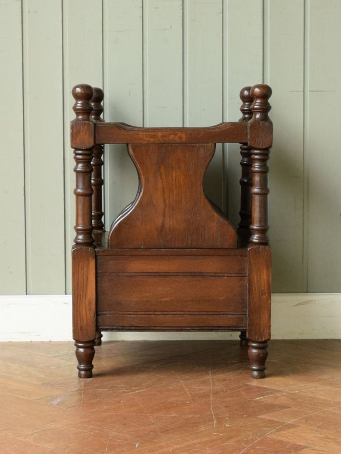 マガジンラックの後ろ姿