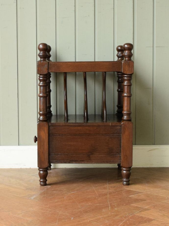 マガジンラックの側面