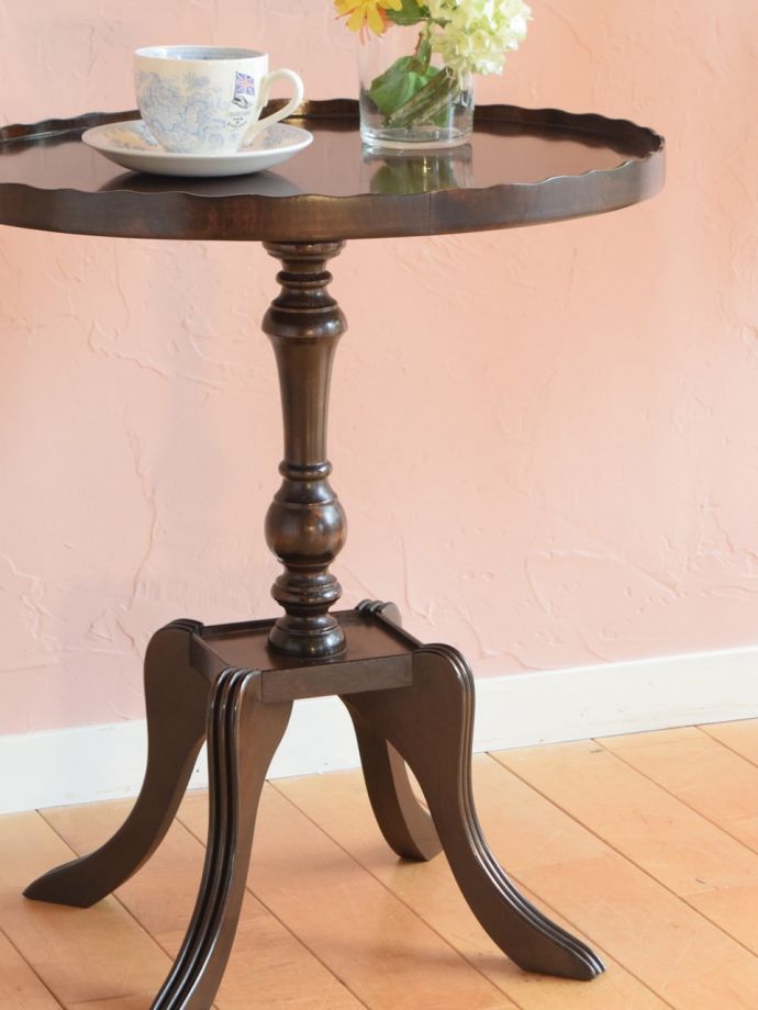 英国スタイルのアンティークテーブル