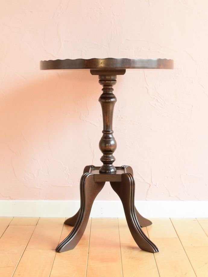 アンティークコーヒーテーブルの側面