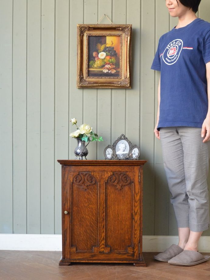 アンティークのサイドキャビネット