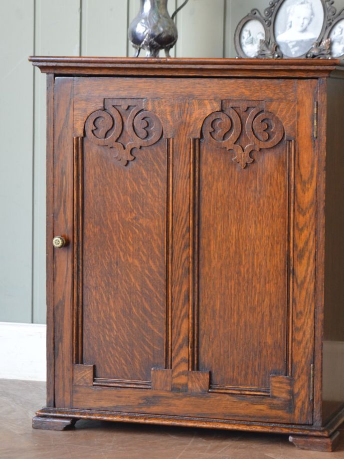 アンティーク家具らしい美しい杢目