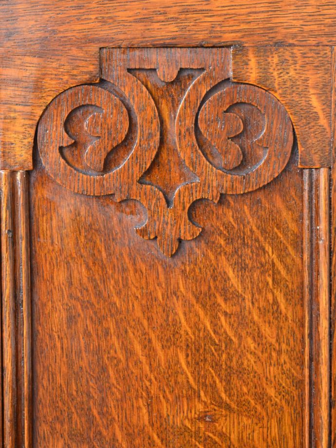 英国アンティーク家具らしい装飾