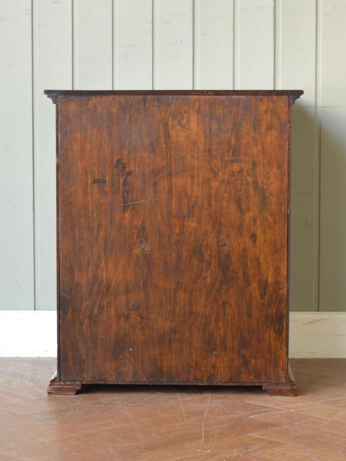 サイドキャビネットの後ろ姿