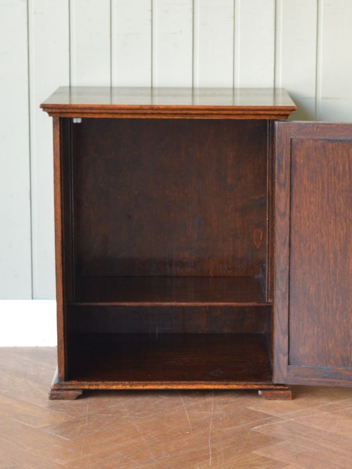 サイドキャビネットの扉の中