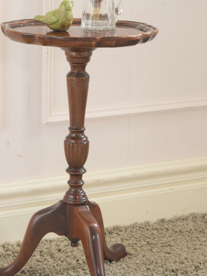 英国スタイルのアンティークテーブル